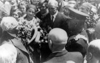Fotografie facuta cu ocazia venirii la Timisoara a ambasadorului francez Paul Boncourt, in 1934. El a fost primit de Avram Imbroane, care era pe atunci secretar general al Artelor (intre 